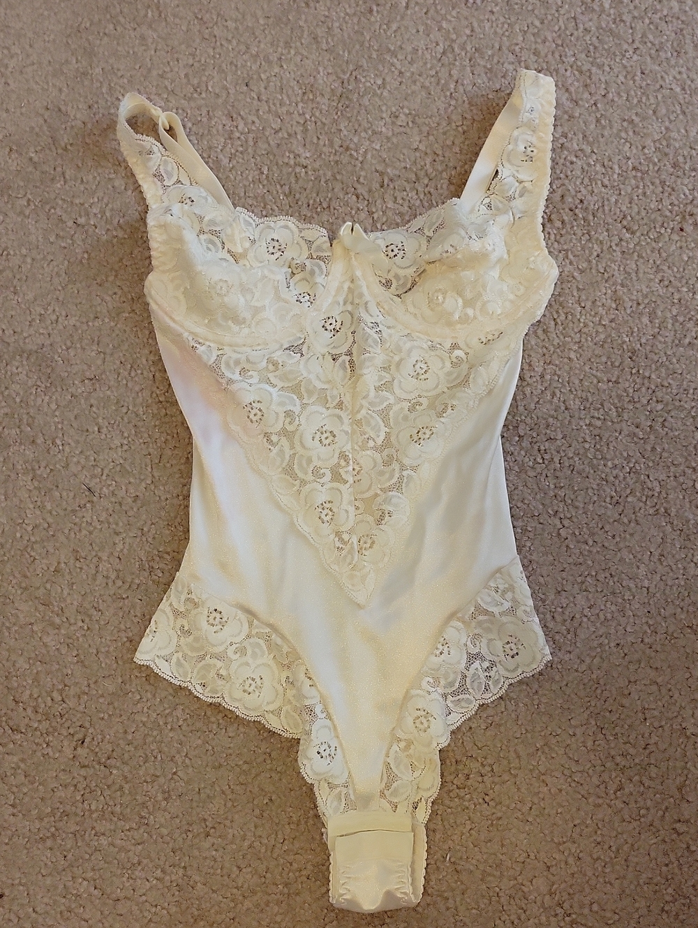 Ivory Lace Bodysuit, Fits Like Xxs. HAS SOME LIGHT PINKISH STAING.